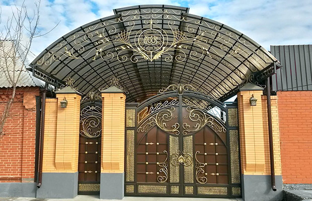 Купить или заказать ворота для дома с навесом - стильные и надежные решения для вашего участка в Каспийске от 42004 руб | ВоротМастер-Ксп