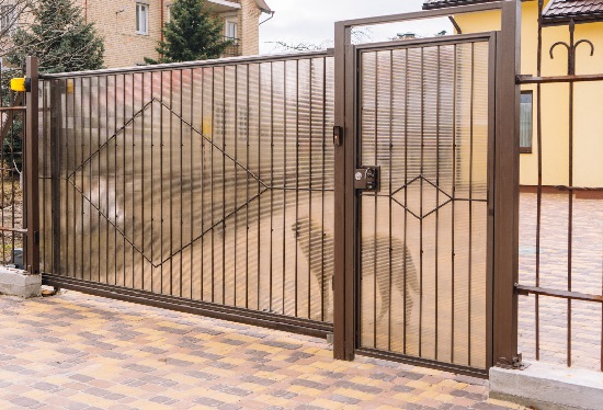 Купить ворота из профлиста с элементами ковки, с металлическими столбами в рамке или под дерево в Каспийске от 154996 руб
